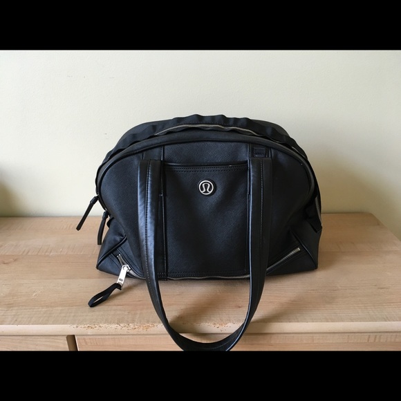 lululemon athletica Handbags - Lululemon black duffle bag!
