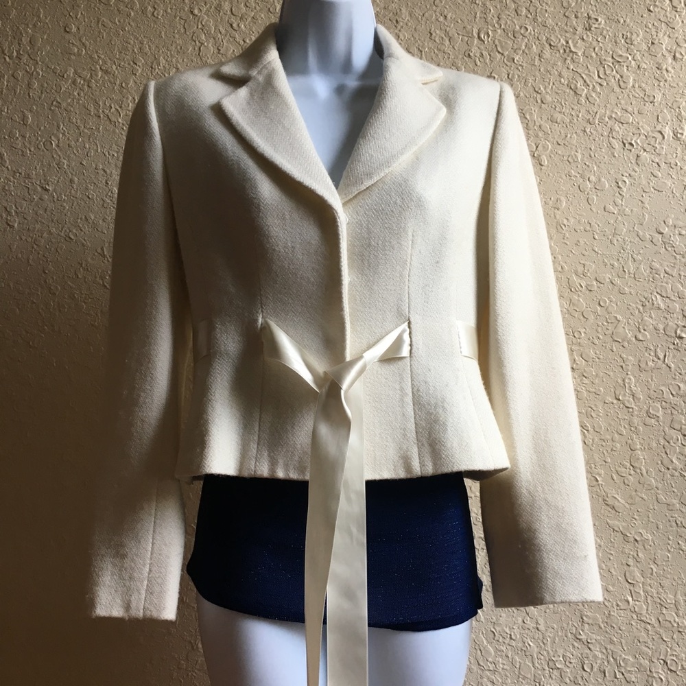 Tahari Creme woolen blazer. Size 2P
