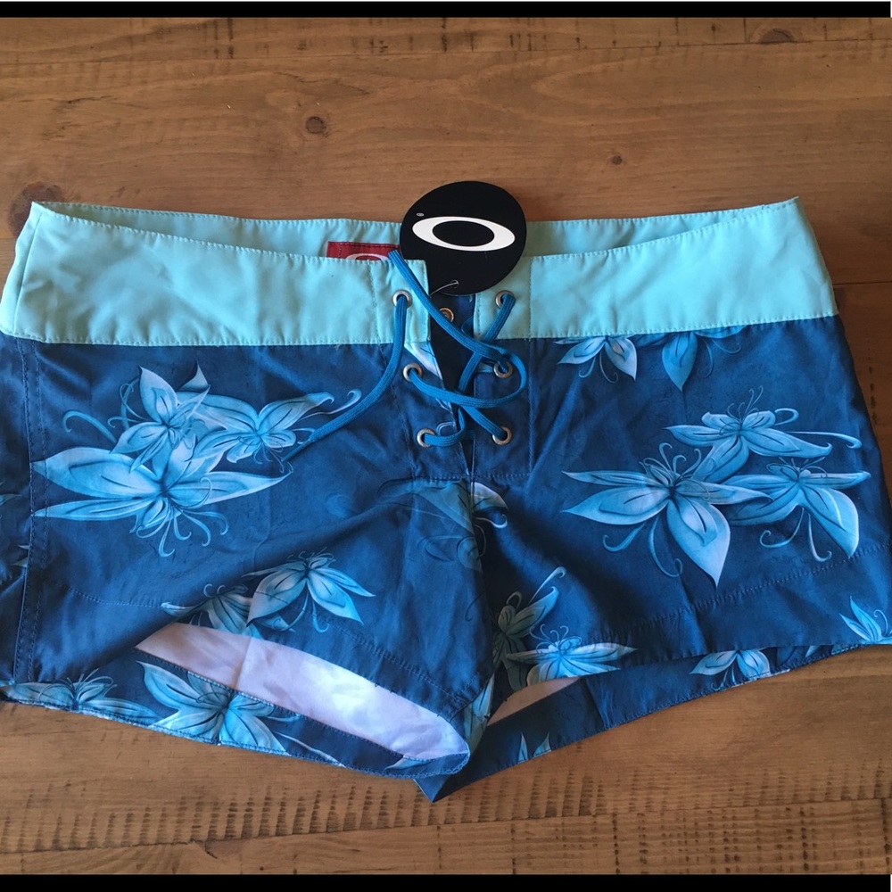 🌺NWT Women's Oakley Board Shorts Size 8