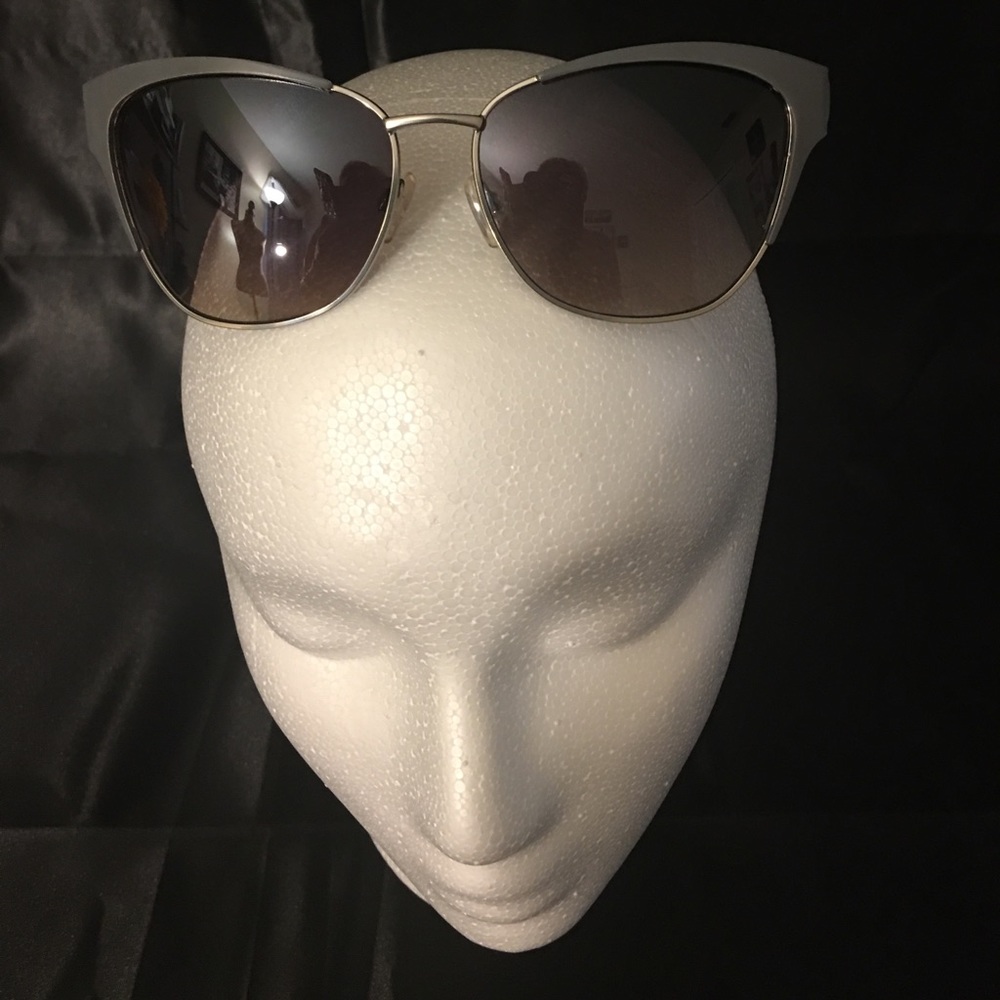 🔵 NWOT TAHARI Sunglasses Grey