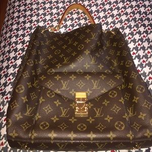 Authentic Louis Vuitton Shoulder bag