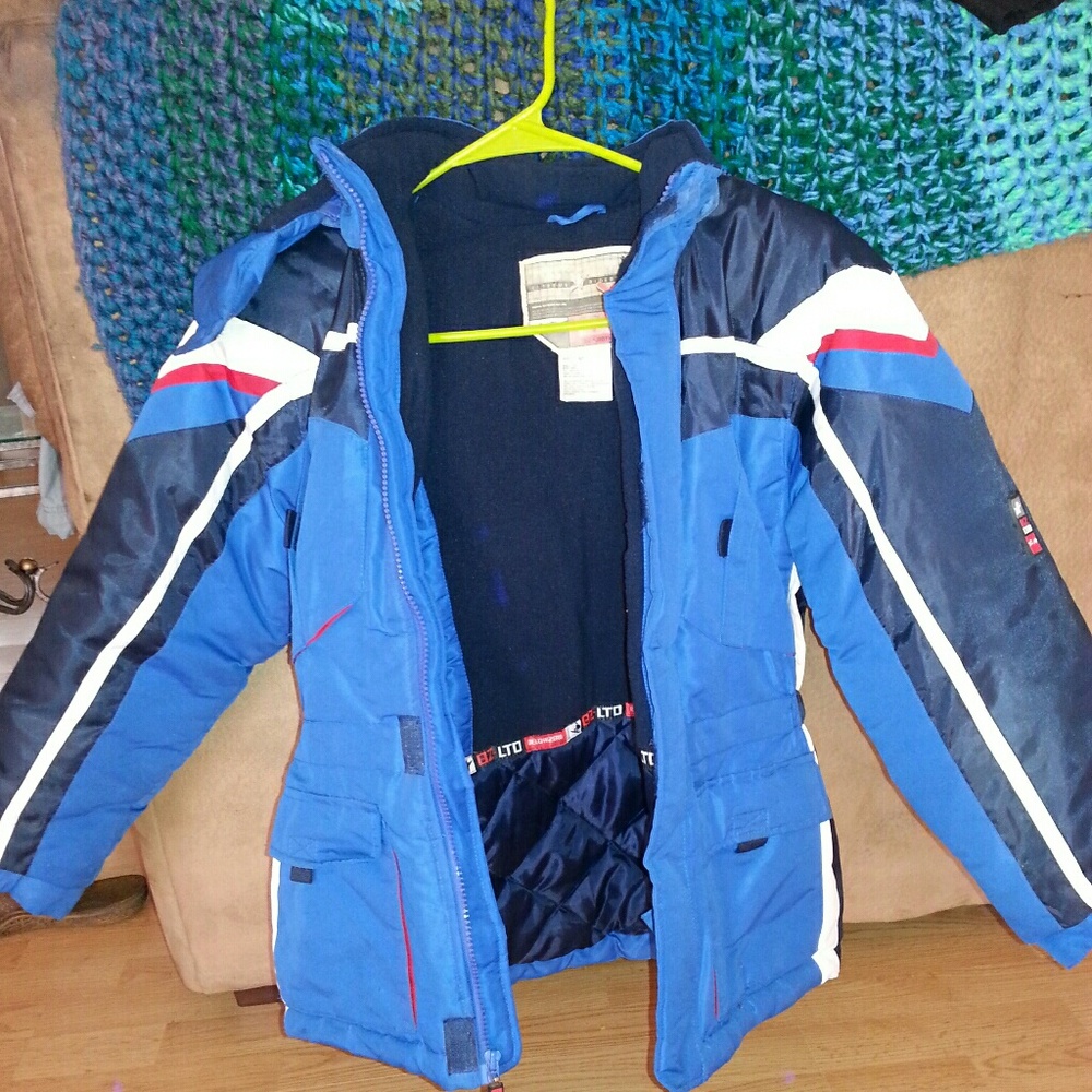 Snowboarding jacket w/ removable hood