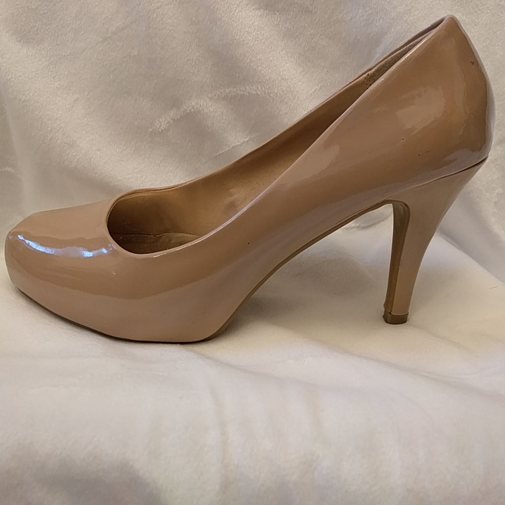 Nude patent leather pumps