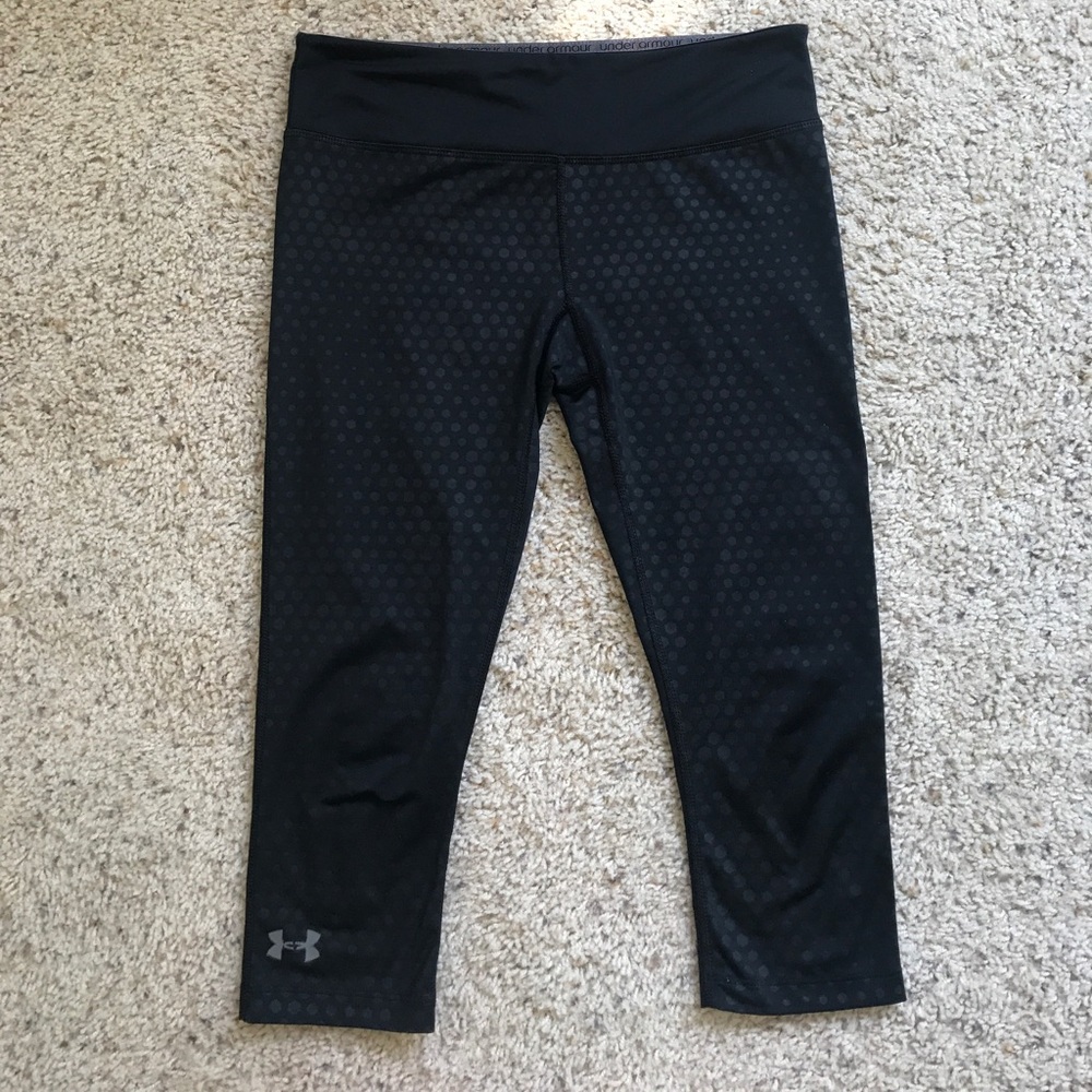 Under Armour black heat gear capris