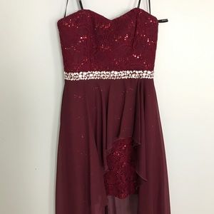 STRAPLESS MAROON DRESS