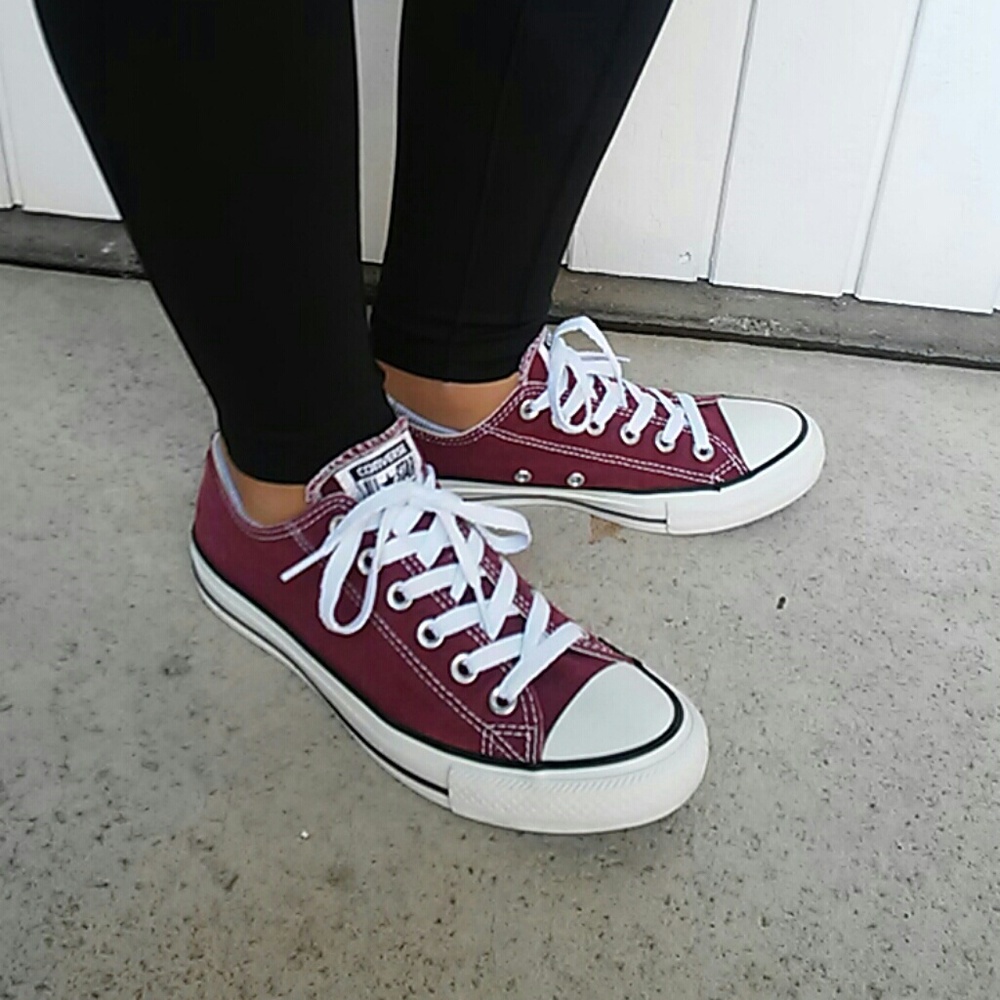 Maroon low top converse