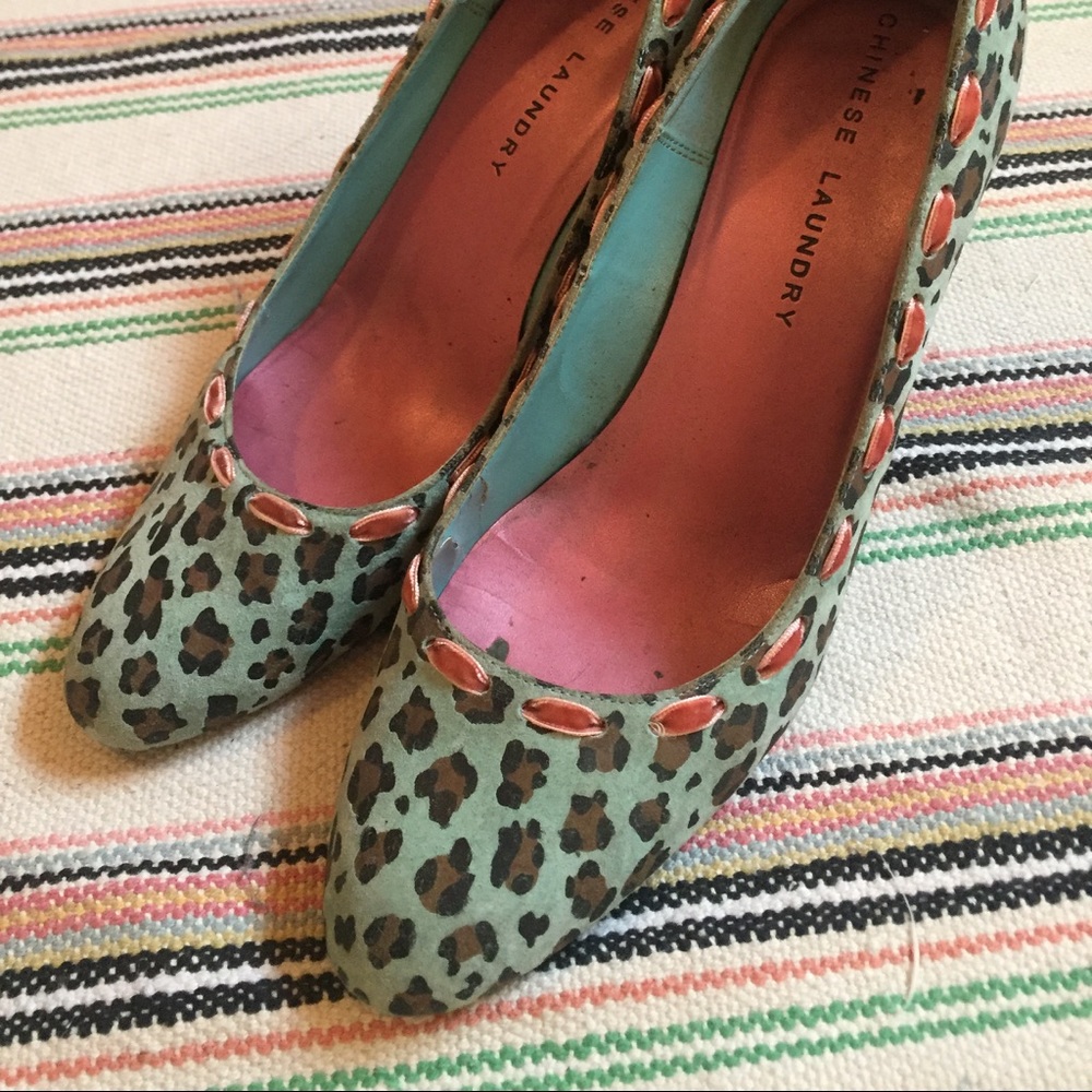 Cute! Leopard print pumps.