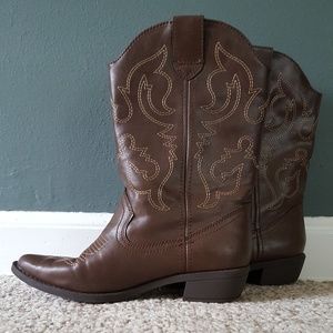 Kohl's Brown cowboy boots with contrast stitching