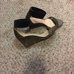 GREEN/BLACK WEDGE SANDALS MOVING SALE MAKE OFFER