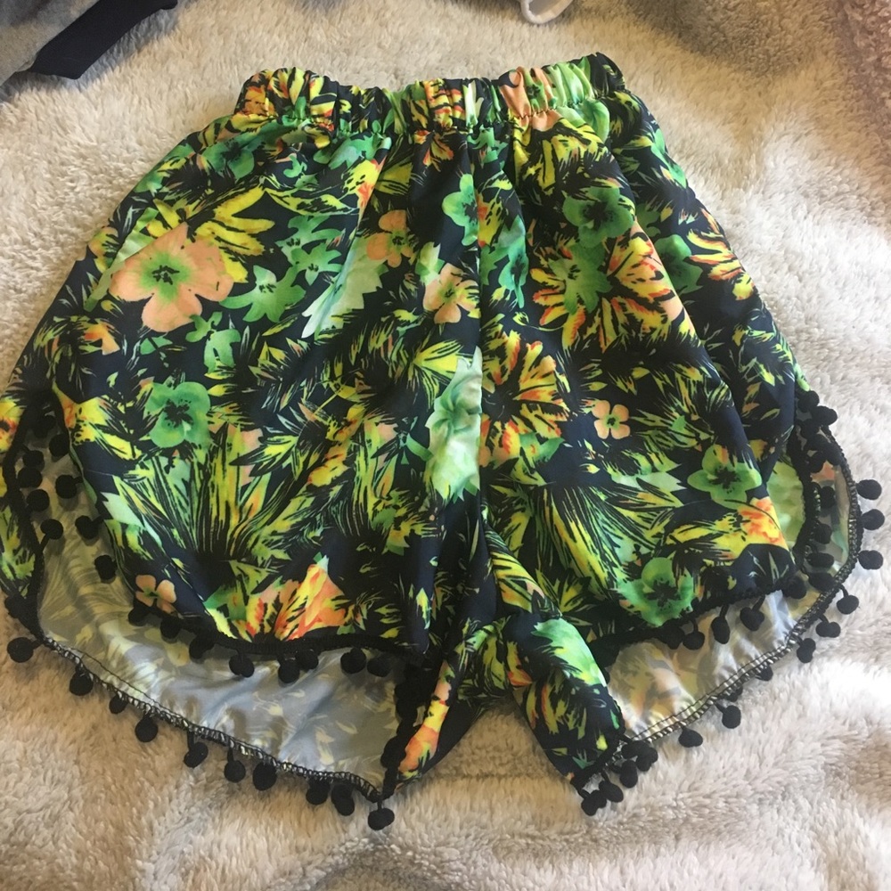 Printed high waisted shorts.
