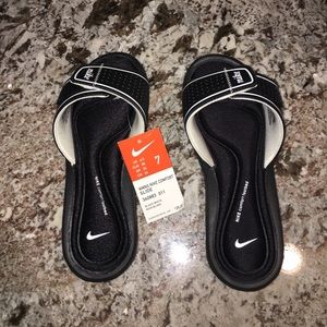 BRAND NEW Nike Woman's Comfort Slides