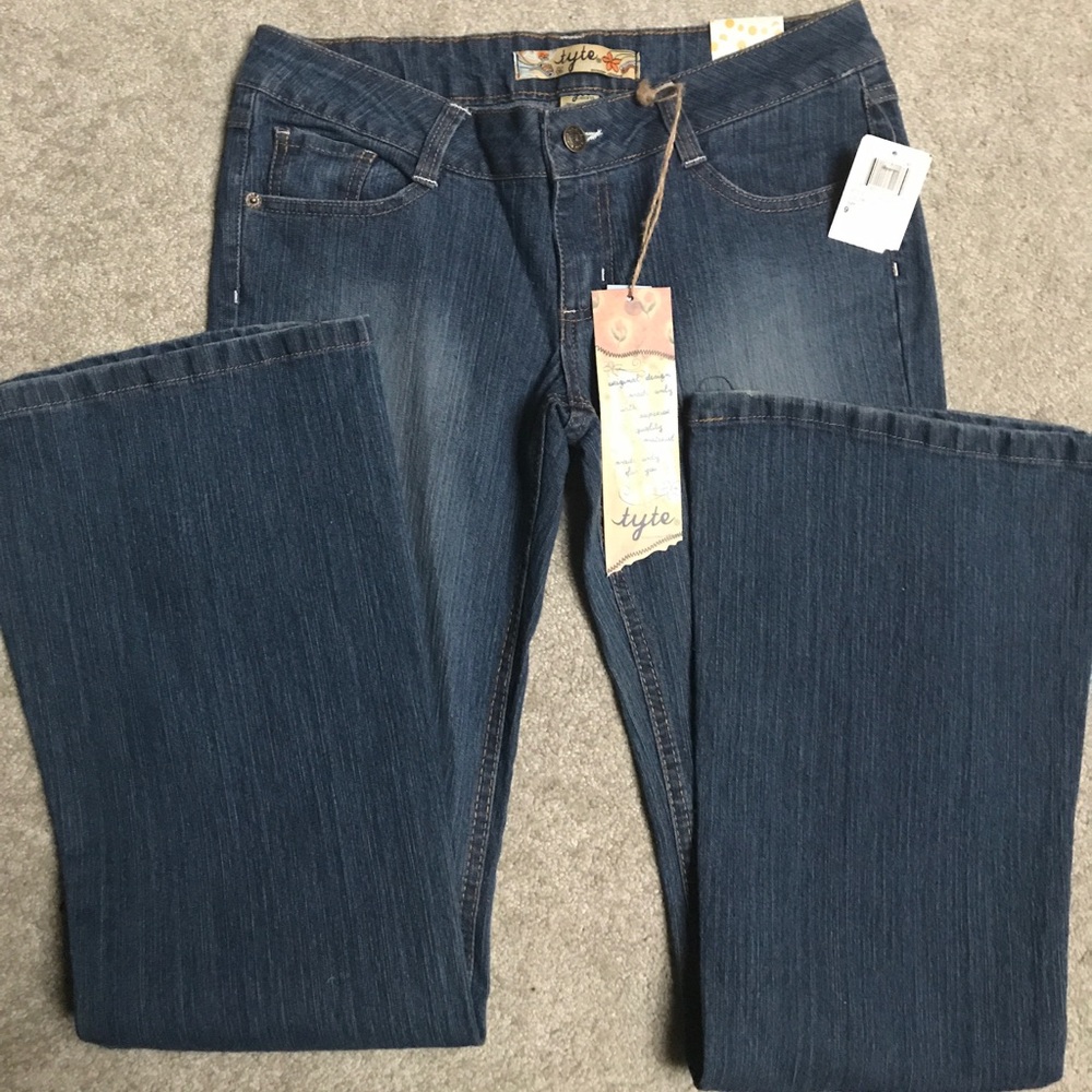 Brand new fit flare jean with tags!