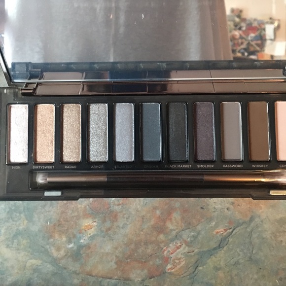 NEW IN BOX Urban Decay Smoky Palette - Picture 2 of 3