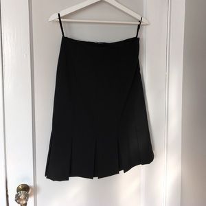 Gap knee length, bottom pleats, black skirt