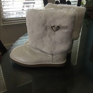 White faux fur boots with ❤️buckles. Brand new