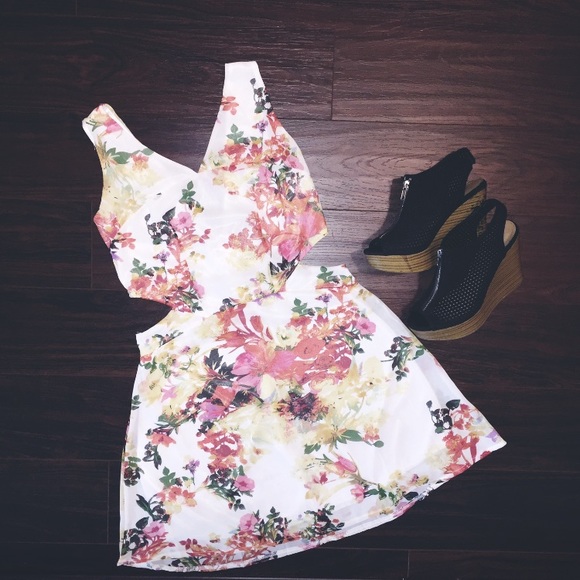 ๐CLOSING SALE!! Floral Print Dress - Picture 2 of 4