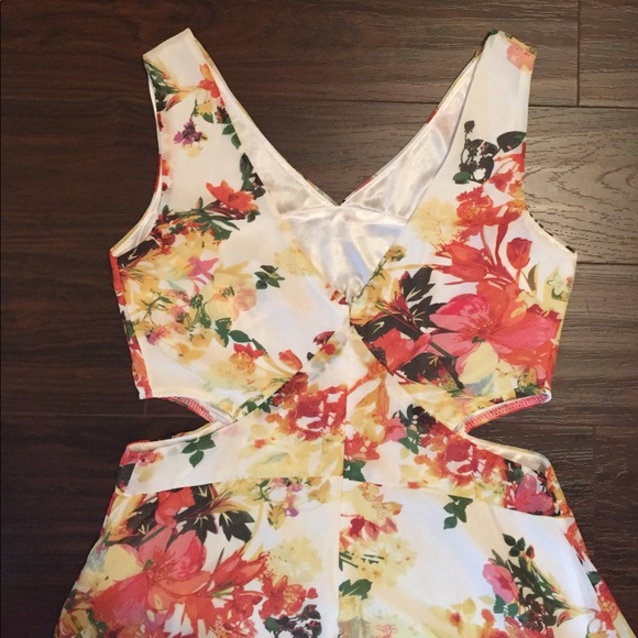๐CLOSING SALE!! Floral Print Dress - Picture 3 of 4