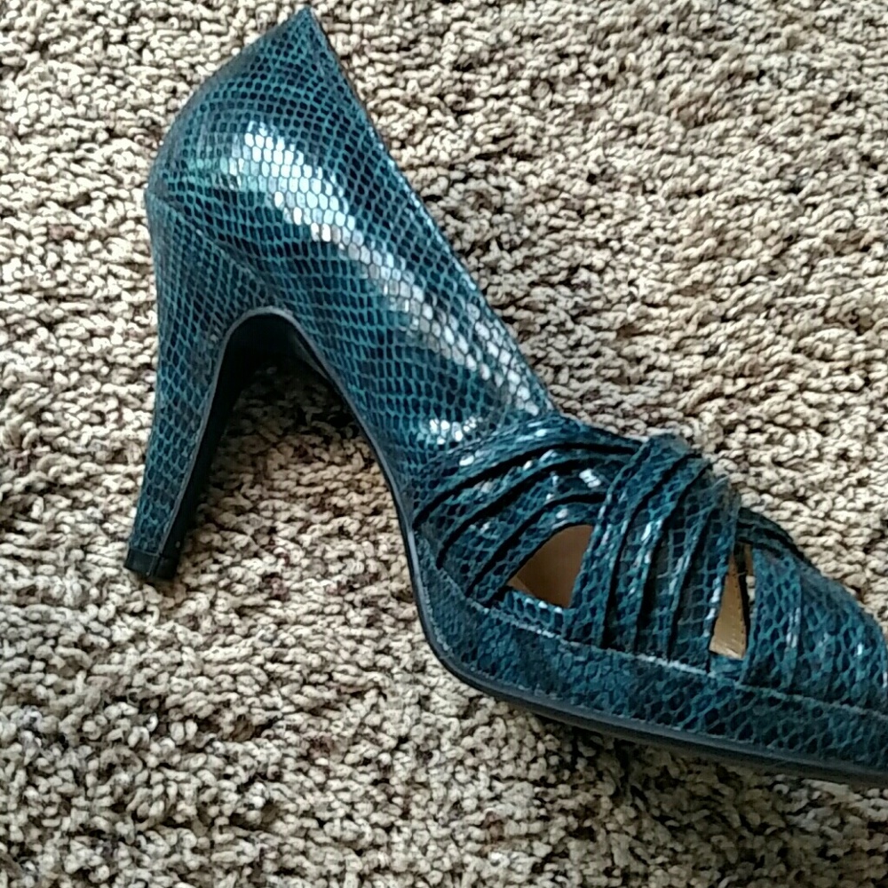 Dress Barn alligator print teal blue heels, size 8 - Picture 2 of 4