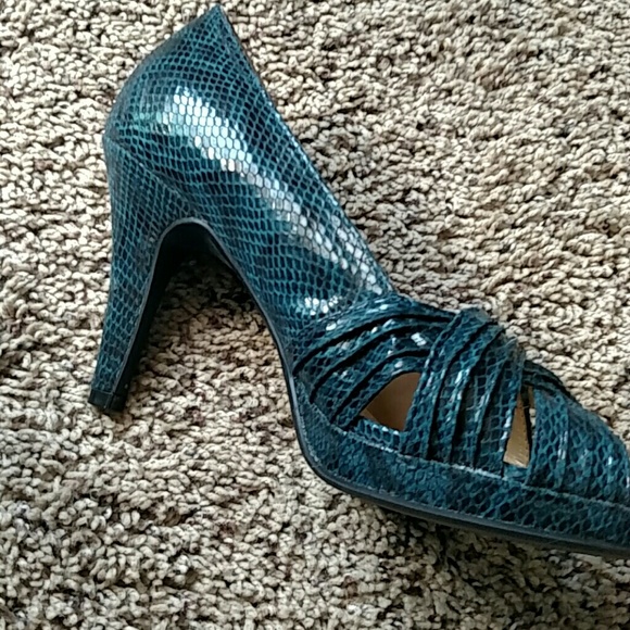 Dress Barn alligator print teal blue heels, size 8 - Picture 2 of 4