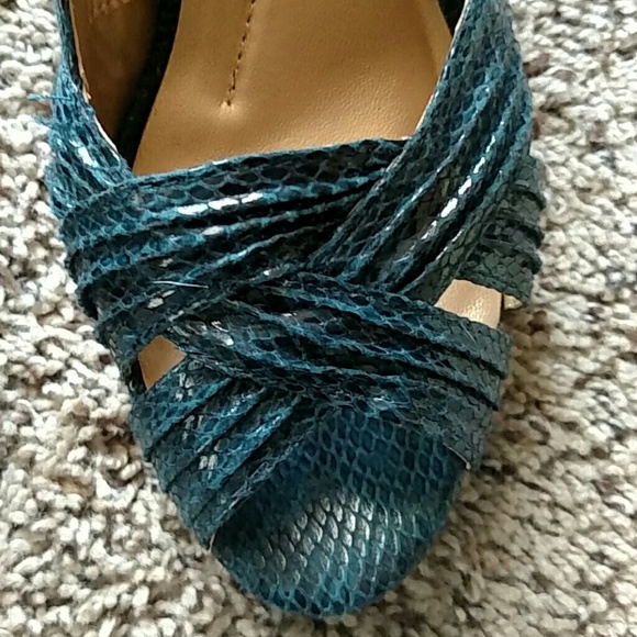 Dress Barn alligator print teal blue heels, size 8 - Picture 4 of 4