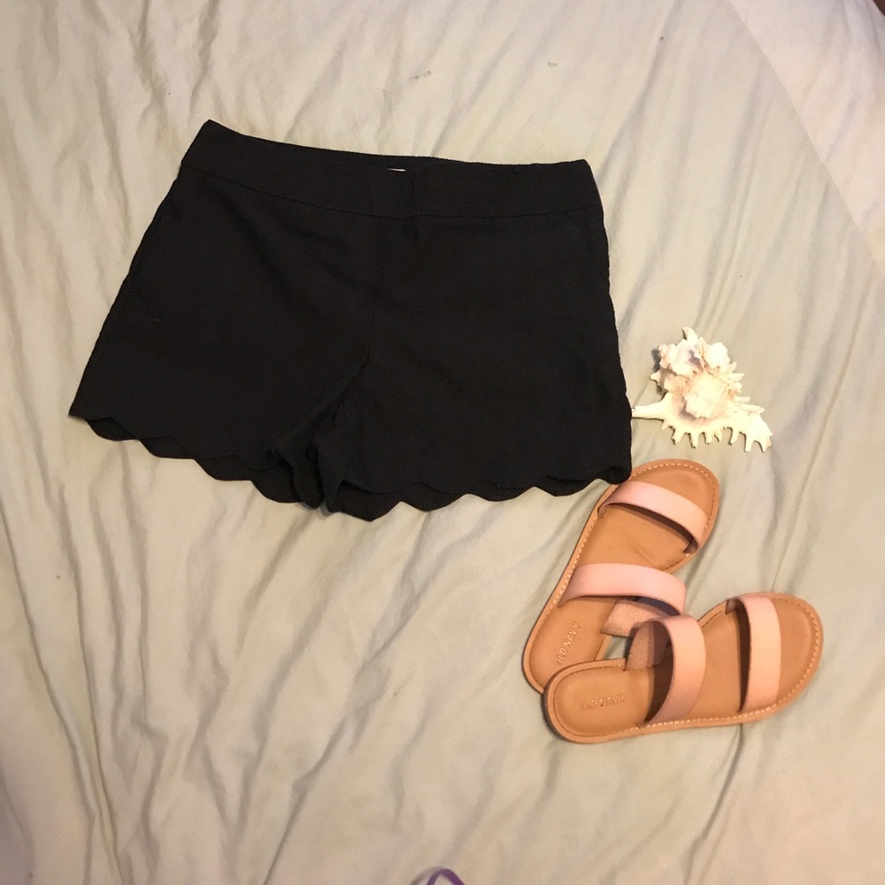 Black Sz 6 Ann Taylor Scalloped shorts