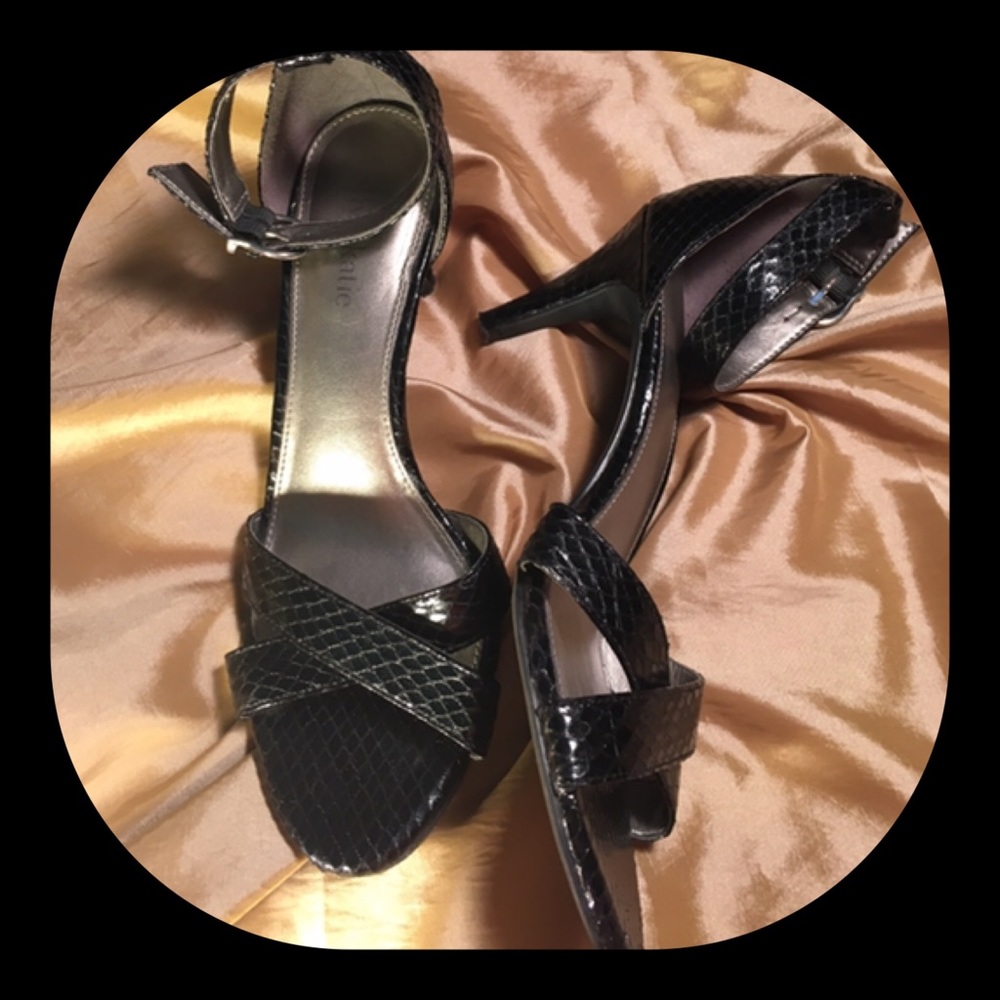 👣 Kelly & Katie pep toe heels 👣