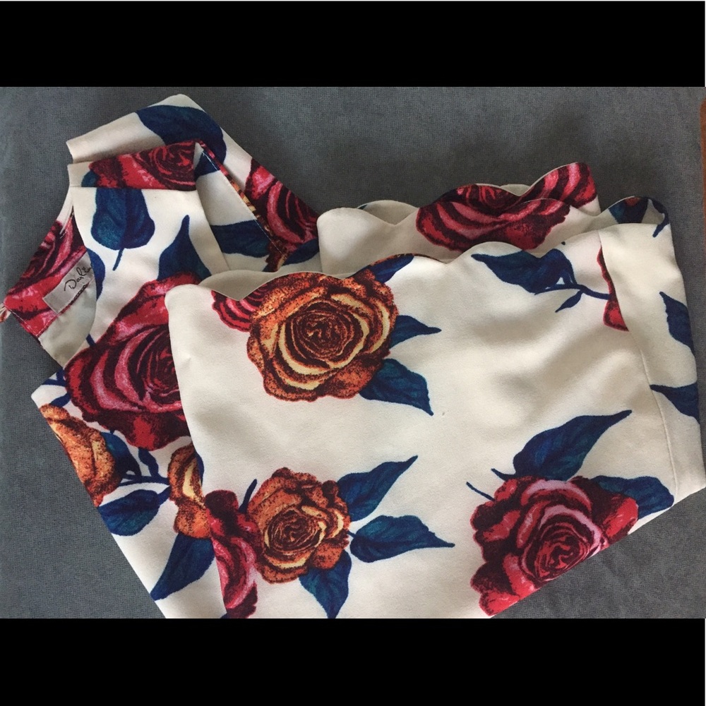 Darling XS scallop hem rose garden top.