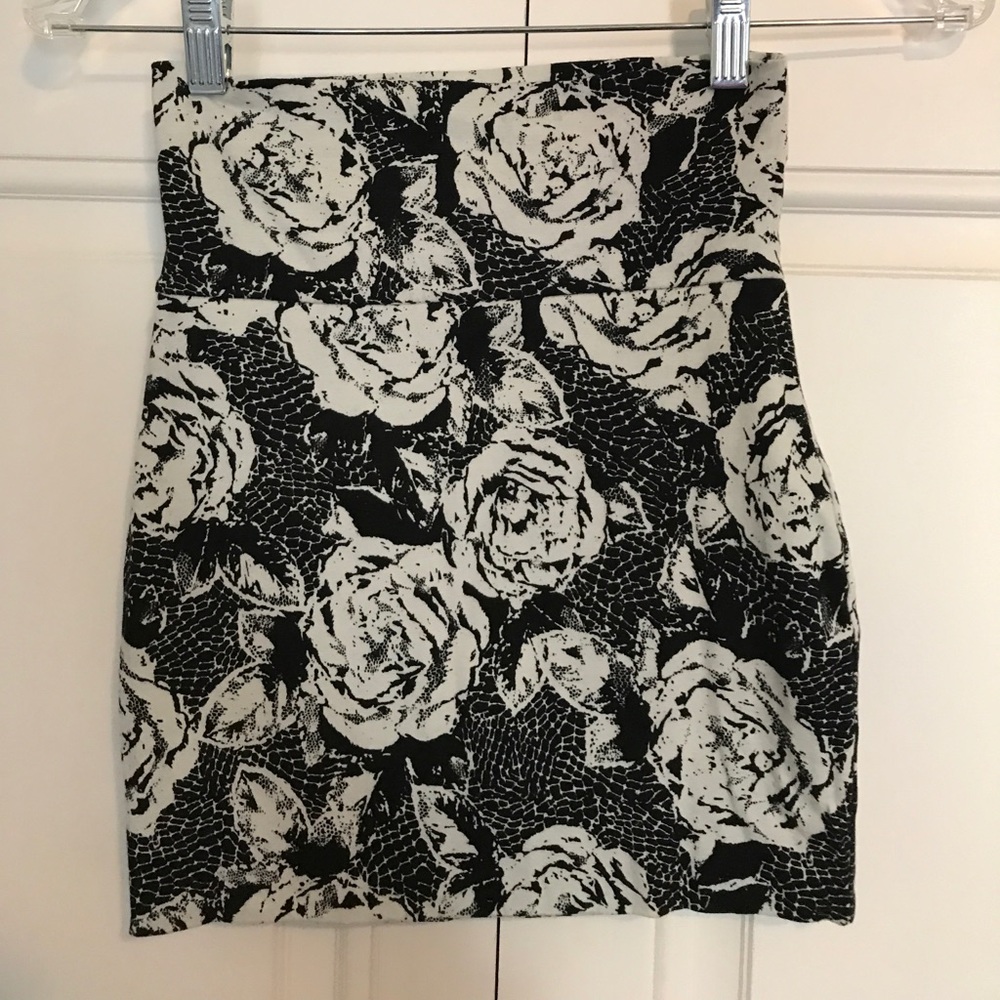 Black & White ⚫️⚪️ Stretchy Skirt