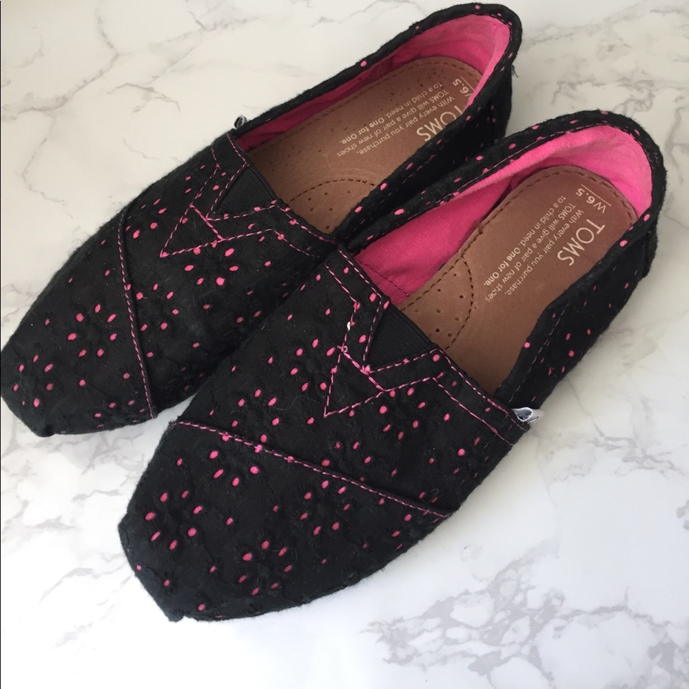 💕🖤TOMS ORIGINAL FLATS! Fun black with pink pop!✨