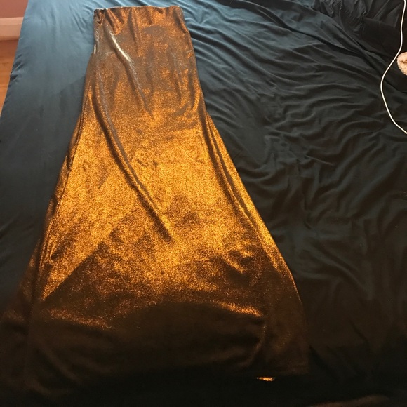 Gold Top and long skirt - Picture 3 of 4