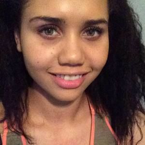 Meet your Posher, Lara