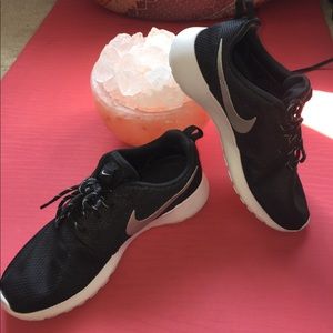 Women's Nike Roshe Size 8