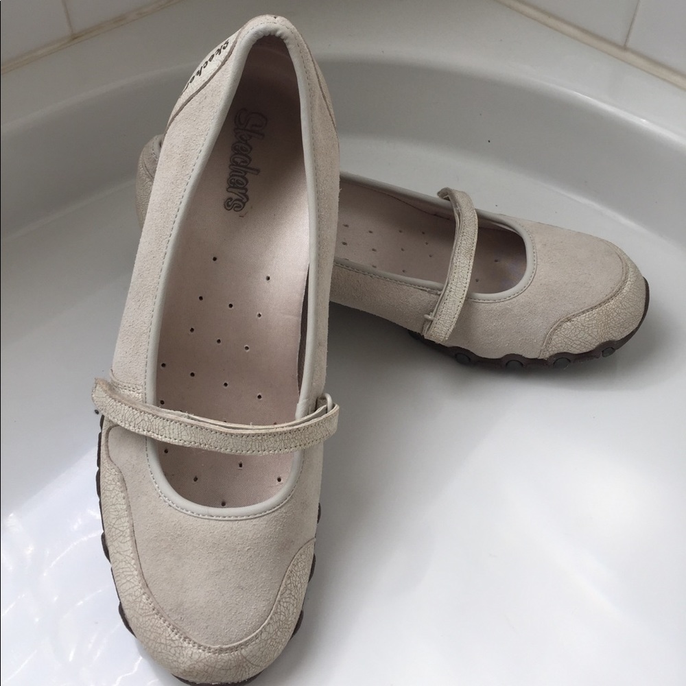 Tan Skechers Slip-one with cross strap