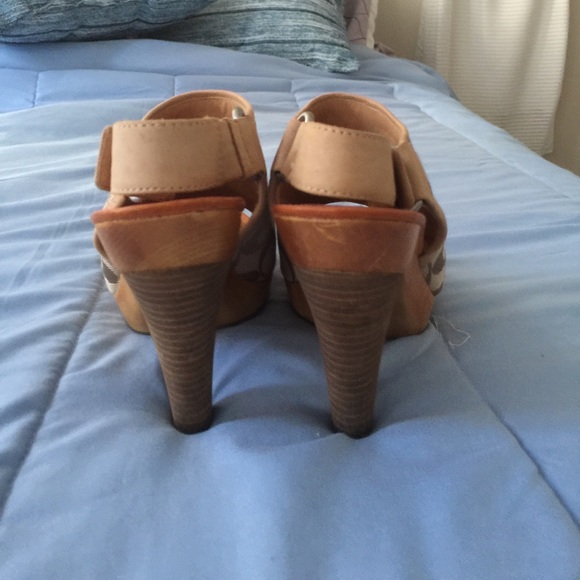 Coach - Picture 3 of 4