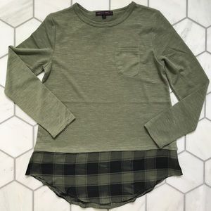 Long sleeve olive green shirt! With plaid detail!
