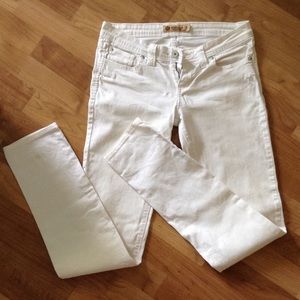 WHITE JEANS. CLASSIC NICE  DENIM