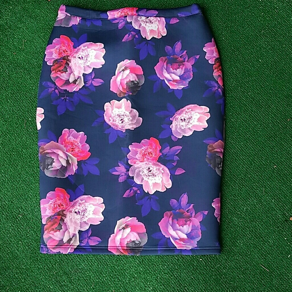 Paint It Red Floral Skirt Size L - Picture 2 of 7