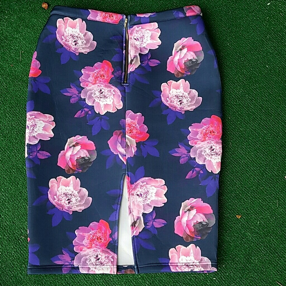 Paint It Red Floral Skirt Size L - Picture 4 of 7