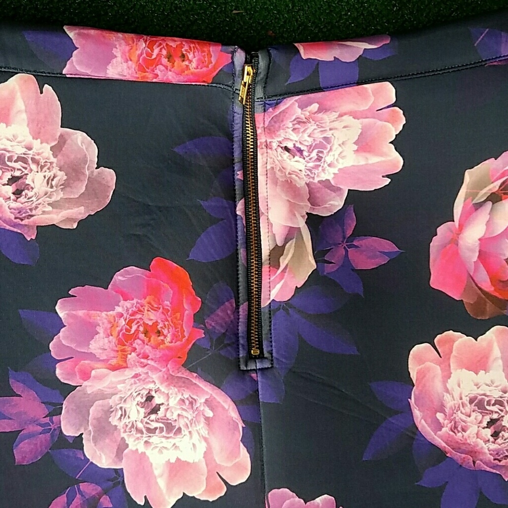 Paint It Red Floral Skirt Size L - Picture 5 of 7