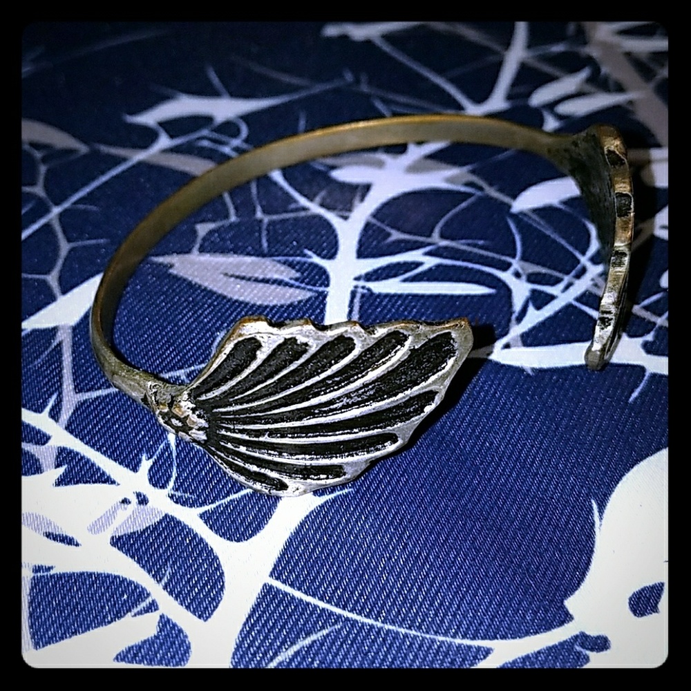 Adjustable Silver Bracelet With Leaf Detail