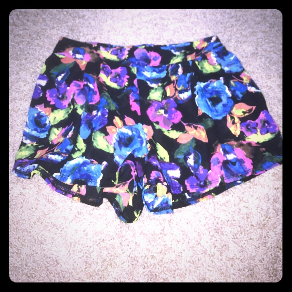 The CUTEST floral shorts