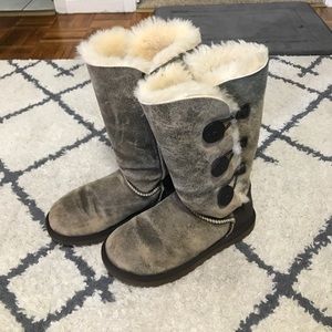 Uggs - Bailey Button in Distressed Brown - 6
