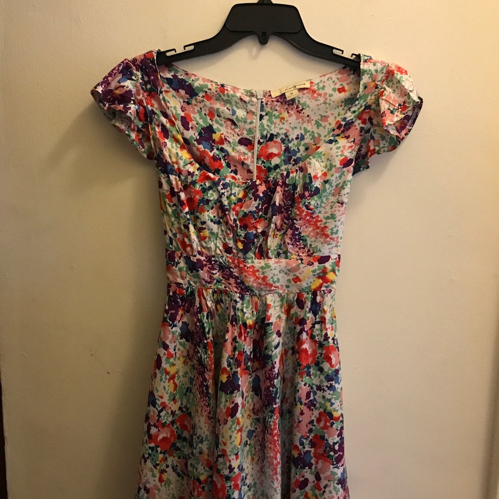 Like new flowery dress ✨ forever 21✨ so pretty!
