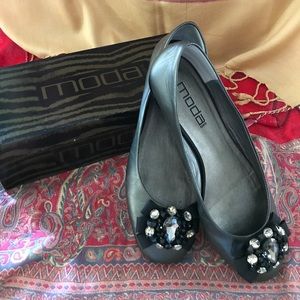 Graphite pearl leather flats by moda spana. SZ 9.5