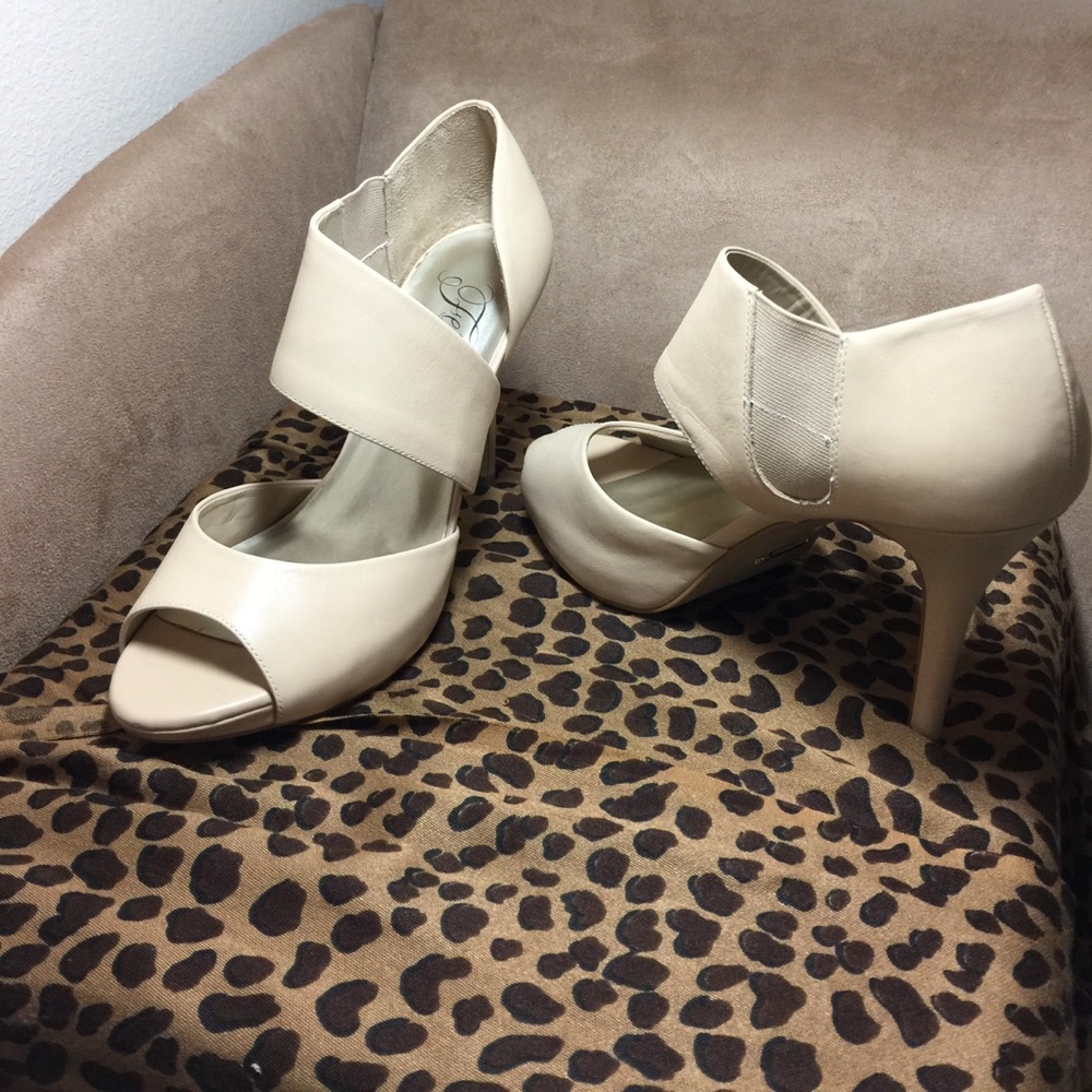 New, unworn Sexy Tan leather "Fergie" 4.5 in pumps
