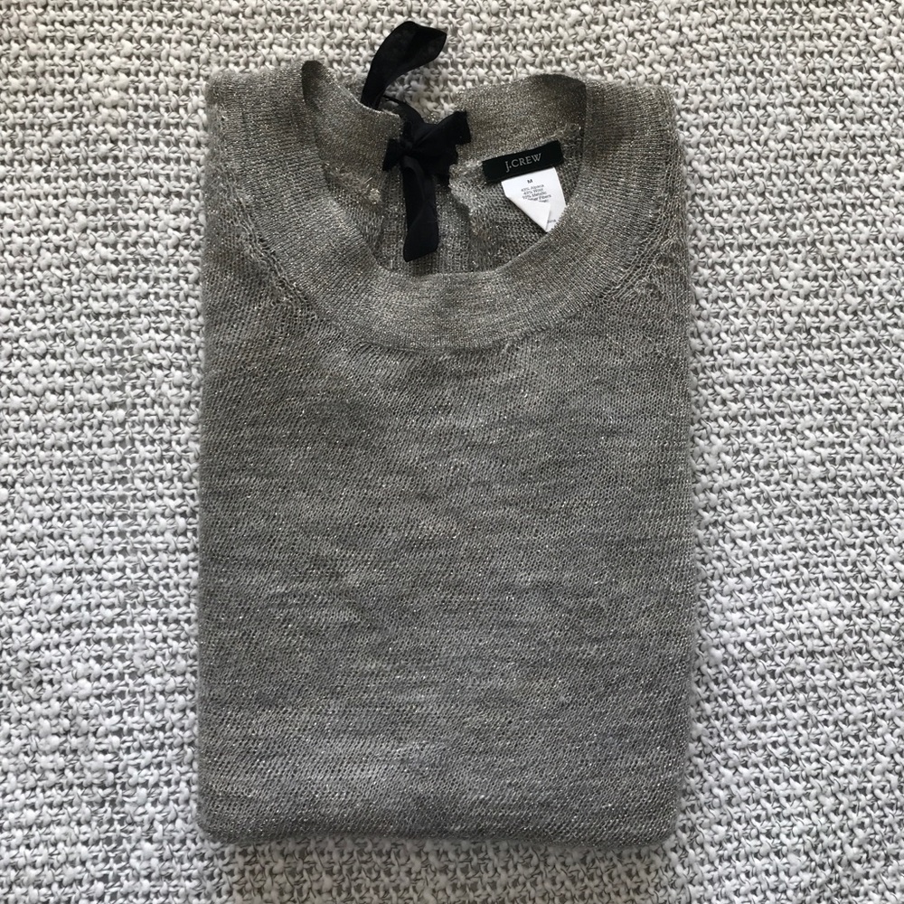 Sparkling sweater with ribbon closure