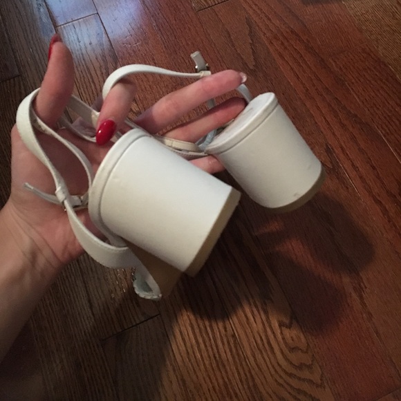 Ferragamo Sandals white block heel strap 8 8.5 B - Picture 3 of 4