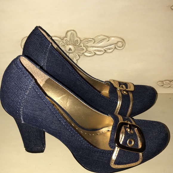 BCBG Pumps - Picture 2 of 4