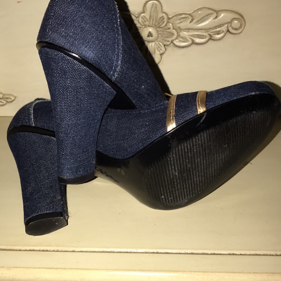 BCBG Pumps - Picture 3 of 4