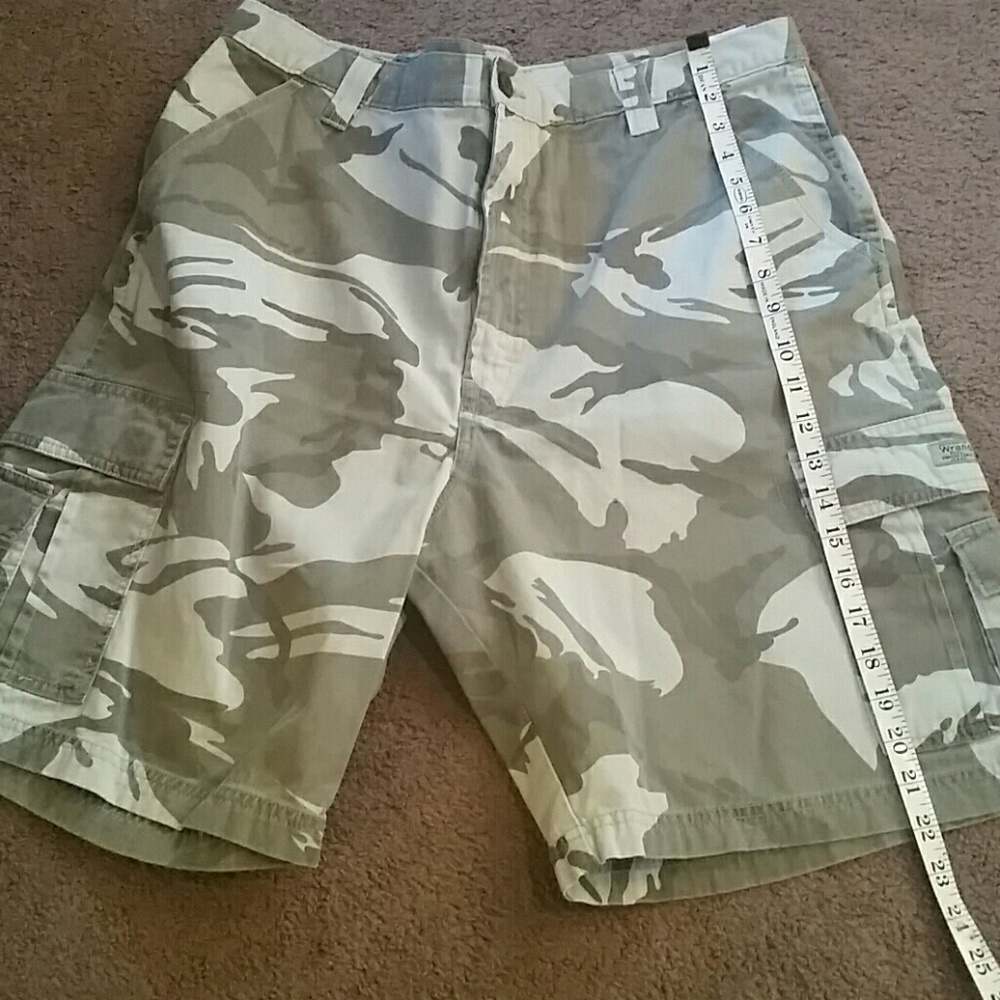 Wrangler sz 36 Camouflage cargo shorts